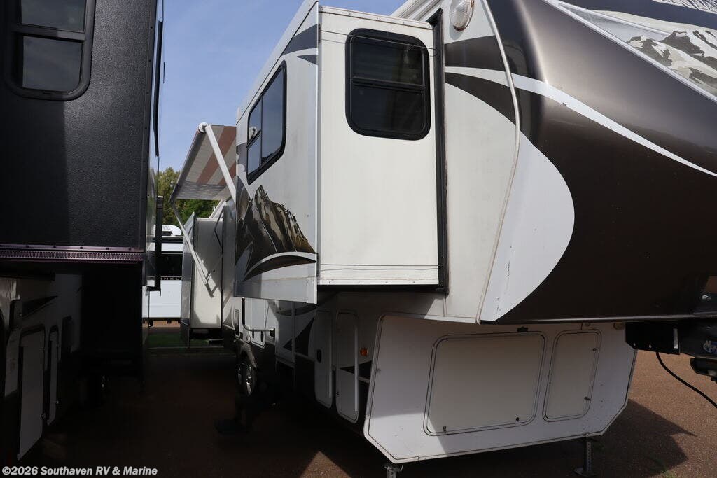 Used 2014 Keystone 375FLF available in Southaven, Mississippi