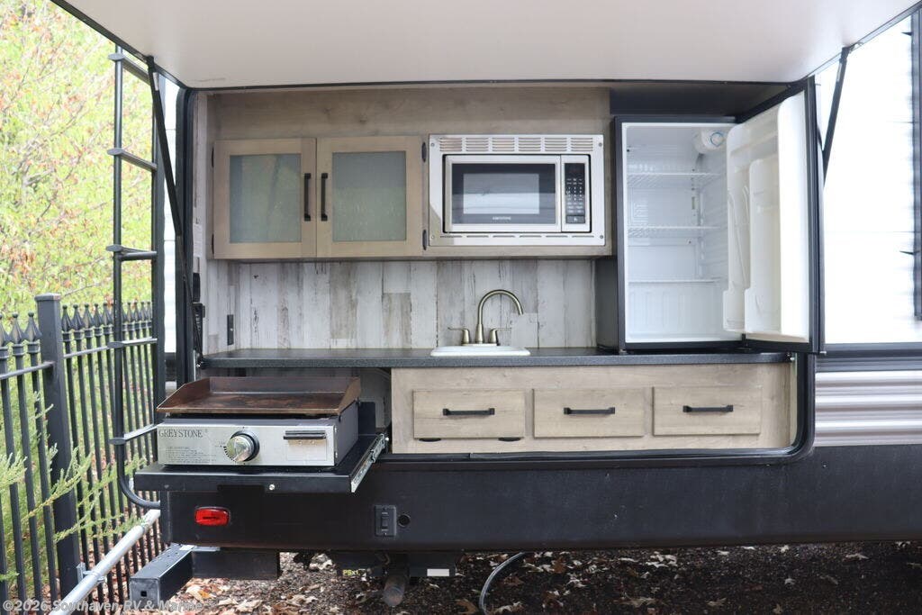 Used 2021 Palomino Puma 32RBFQ available in Southaven, Mississippi