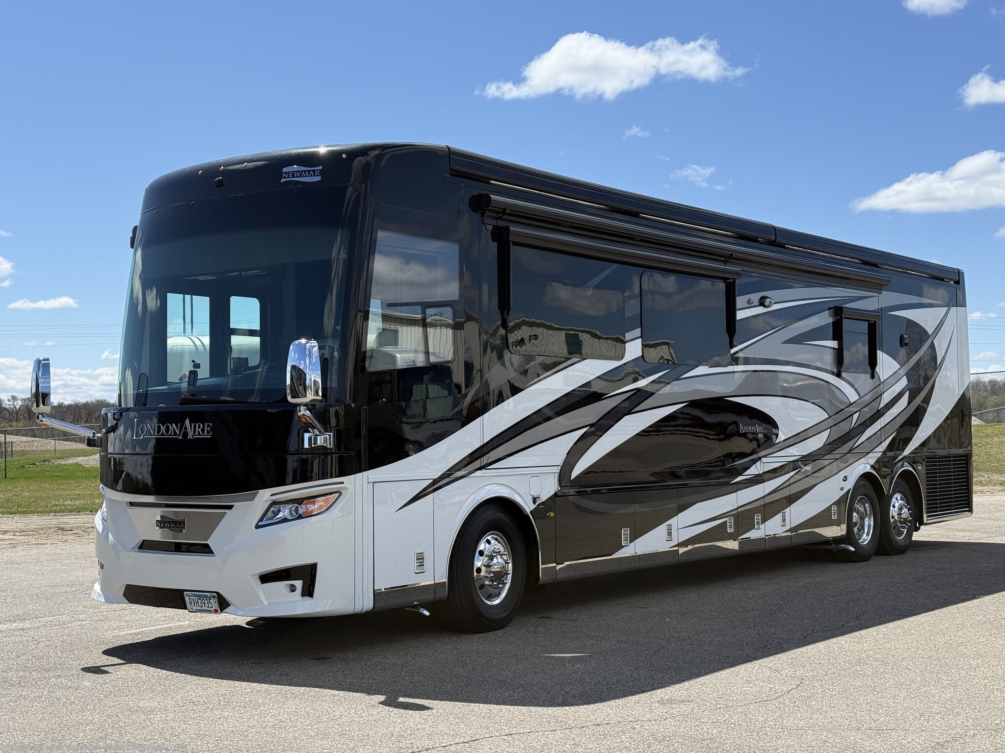 2021 London Aire 4551 by Newmar from Steinbring Motorcoach in Garfield, Minnesota