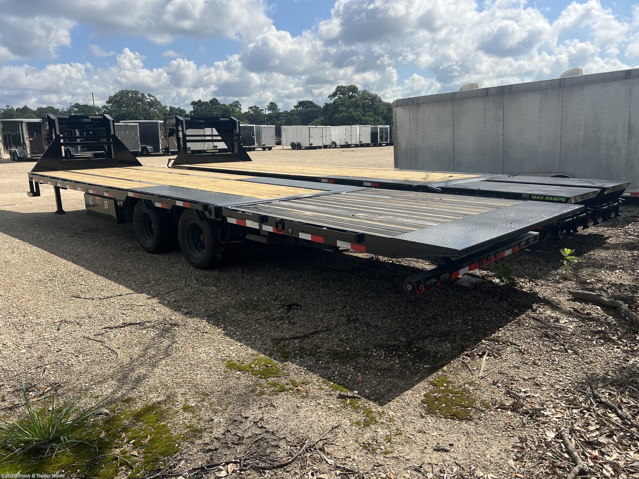 2027 GL 102" x 32' Tandem Low-Pro Gooseneck w/ Hyd. Dove by Load Trail from Truck & Trailer World in Denham Springs, Louisiana