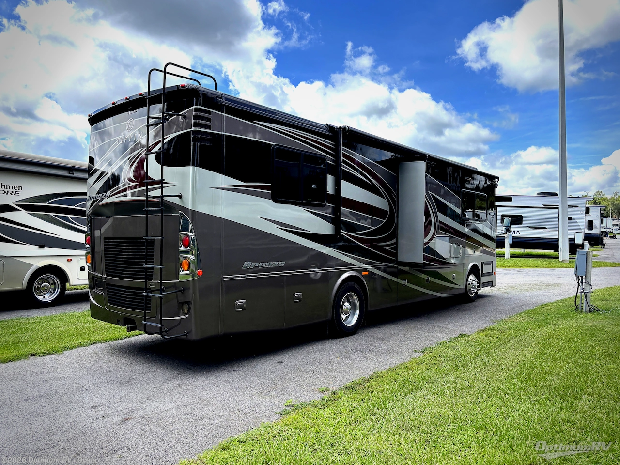 2017 Tiffin Allegro Breeze 32 BR - Used Class A For Sale by Optimum RV - Ocala in Ocala, Florida features Slideout