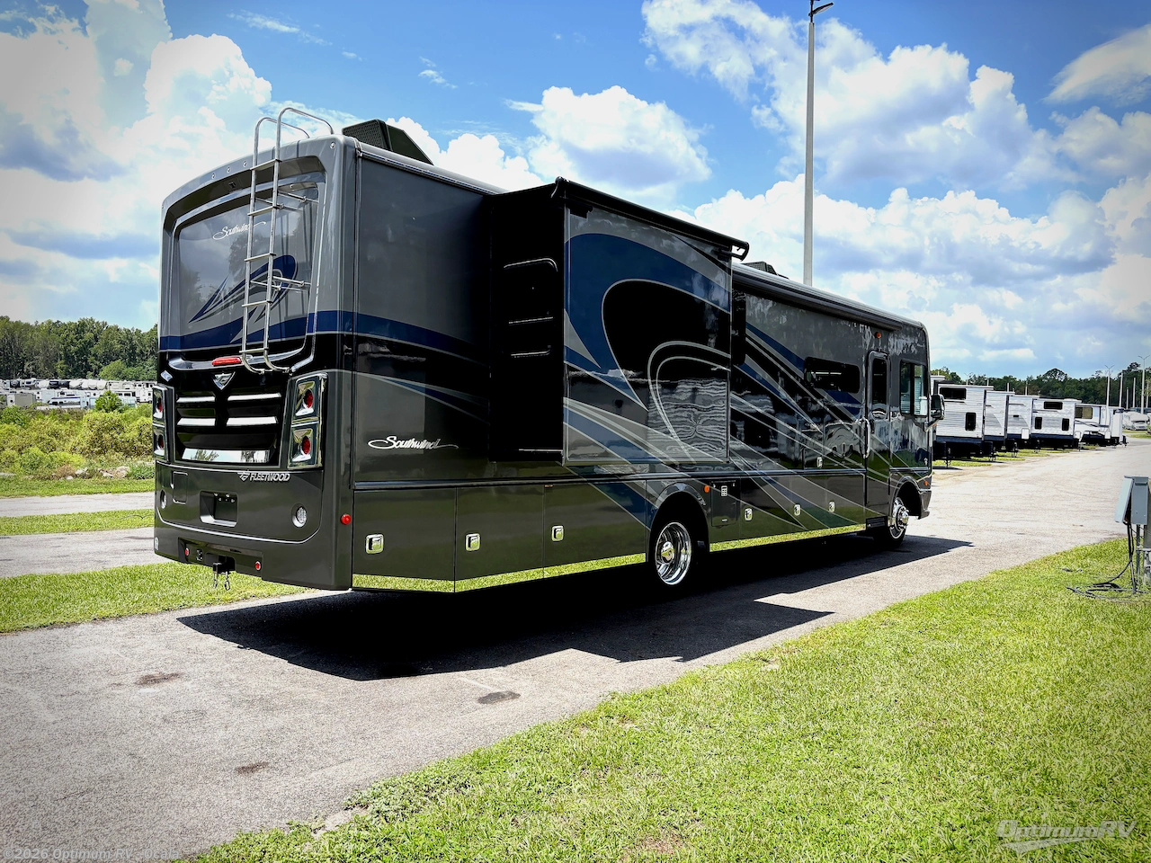 2022 Fleetwood Southwind 35K - Used Class A For Sale by Optimum RV - Ocala in Ocala, Florida features Slideout