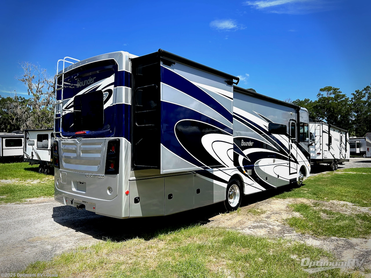 2022 Fleetwood Bounder 33C - Used Class A For Sale by Optimum RV - Ocala in Ocala, Florida features Slideout, Awning