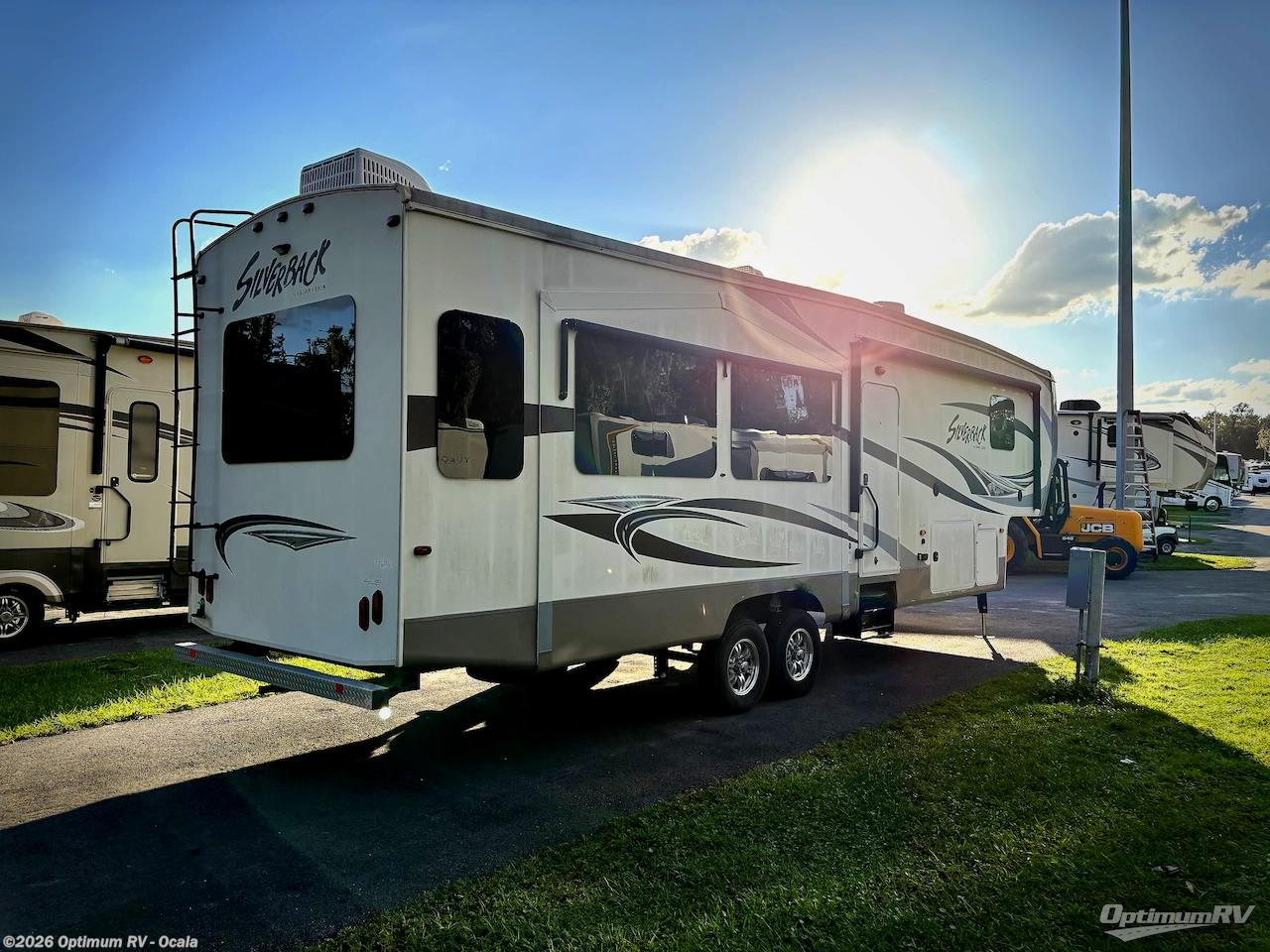 2015 Forest River Cedar Creek Silverback 33IK - Used Fifth Wheel For Sale by Optimum RV - Ocala in Ocala, Florida features Slideout