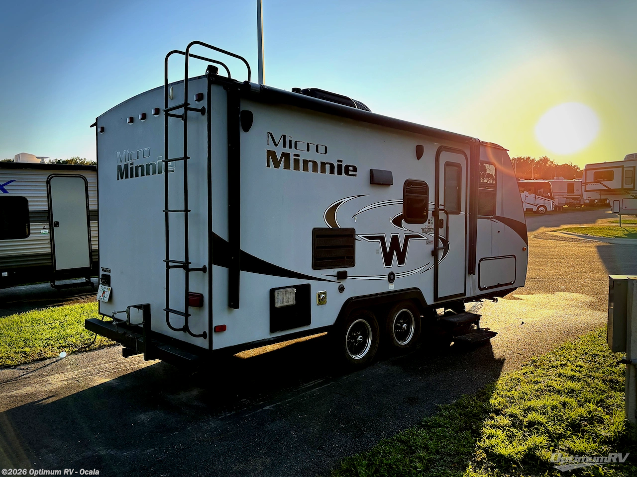 2018 Winnebago Micro Minnie 2106DS - Used Travel Trailer For Sale by Optimum RV - Ocala in Ocala, Florida features Slideout, Awning