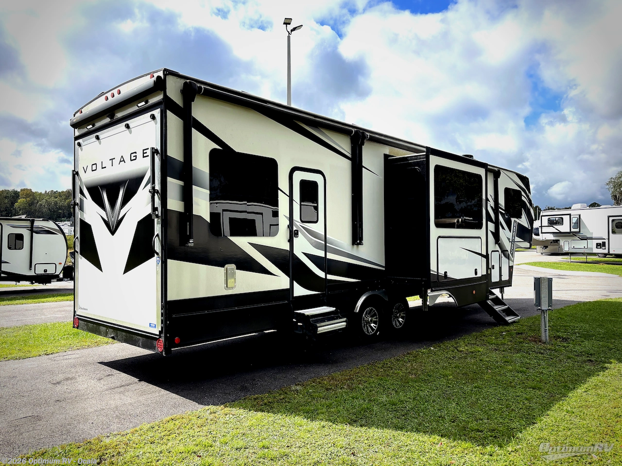 2021 Dutchmen Voltage 3635 - Used Fifth Wheel For Sale by Optimum RV - Ocala in Ocala, Florida features Awning, Slideout