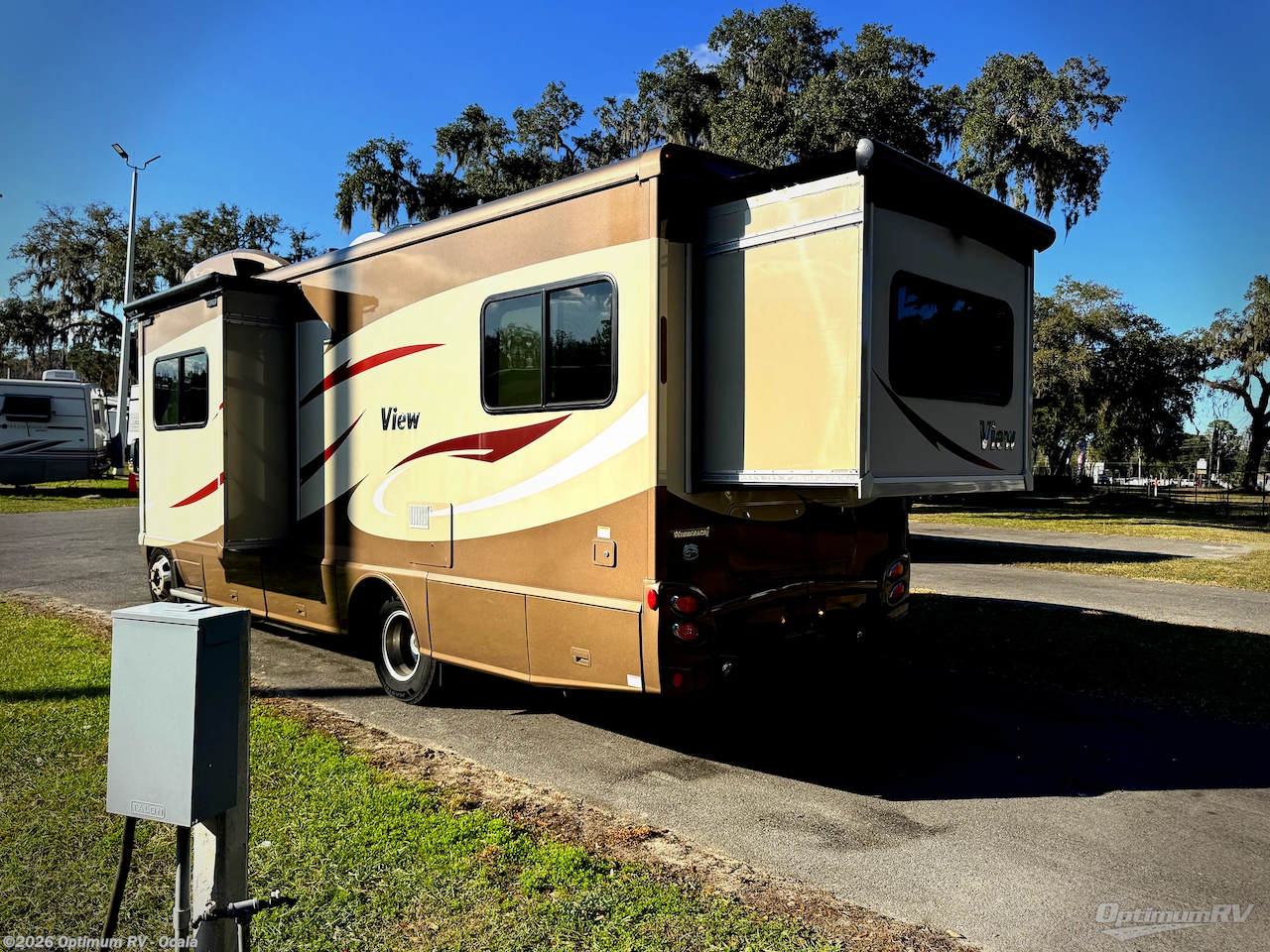 2015 Winnebago View 24G - Used Class C For Sale by Optimum RV - Ocala in Ocala, Florida features Slideout