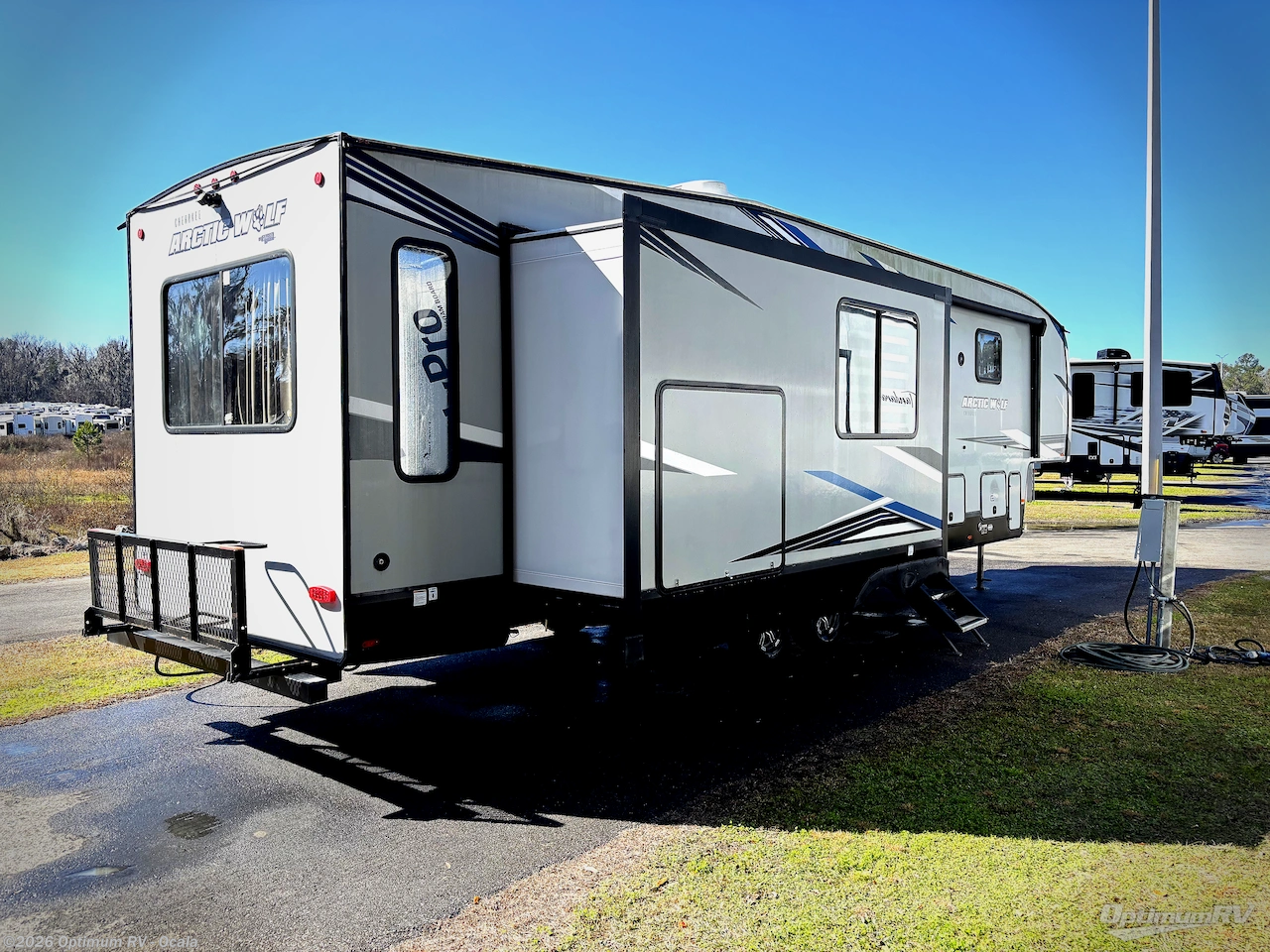 2022 Forest River Cherokee Arctic Wolf Suite 3550 - Used Fifth Wheel For Sale by Optimum RV - Ocala in Ocala, Florida features Awning, Slideout