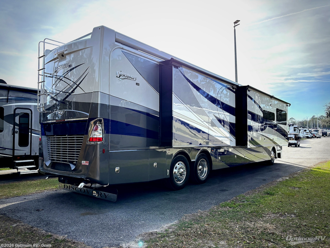 2021 Fleetwood Discovery LXE 44H - Used Class A For Sale by Optimum RV - Ocala in Ocala, Florida features Slideout
