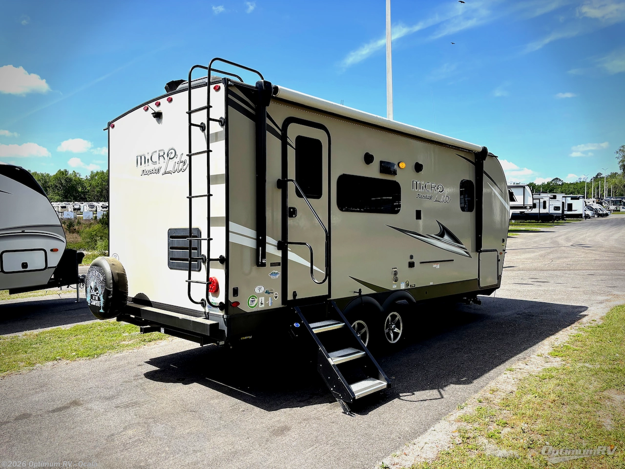 2021 Forest River Flagstaff Micro Lite 22FBS - Used Travel Trailer For Sale by Optimum RV - Ocala in Ocala, Florida features Slideout, Awning