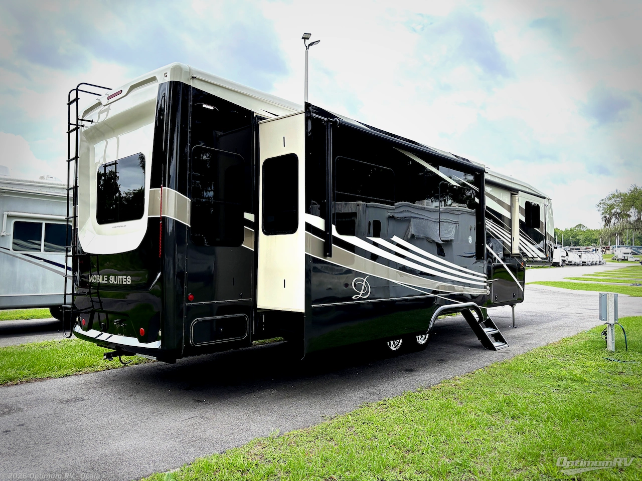 2022 DRV Mobile Suites 40KSSB4 - Used Fifth Wheel For Sale by Optimum RV - Ocala in Ocala, Florida features Awning, Slideout