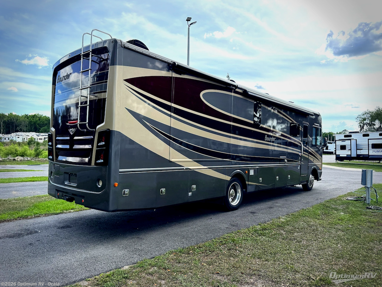 2016 Fleetwood Bounder 35K - Used Class A For Sale by Optimum RV - Ocala in Ocala, Florida features Slideout