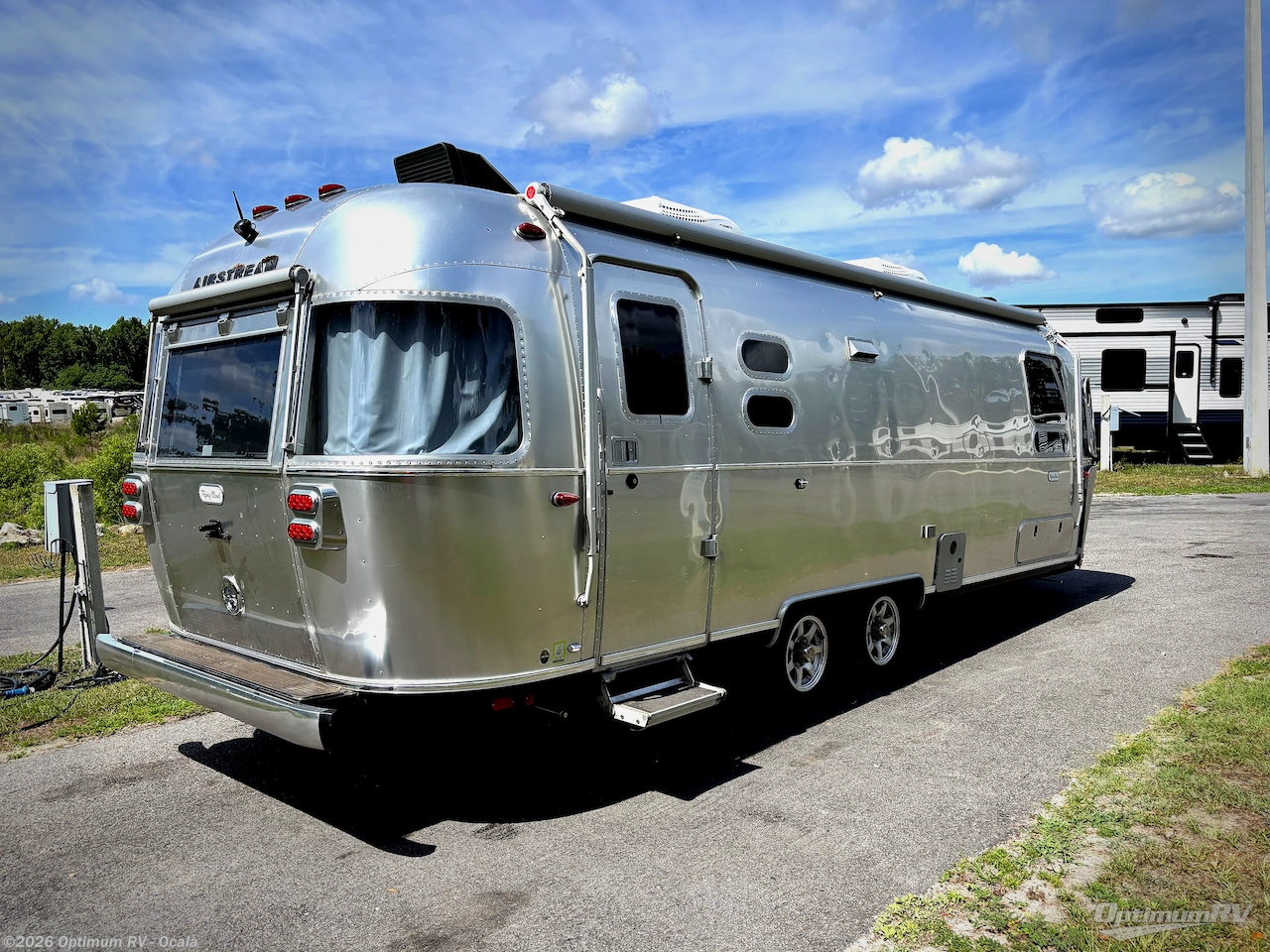 2022 Airstream Flying Cloud 27FB - Used Travel Trailer For Sale by Optimum RV - Ocala in Ocala, Florida features Awning