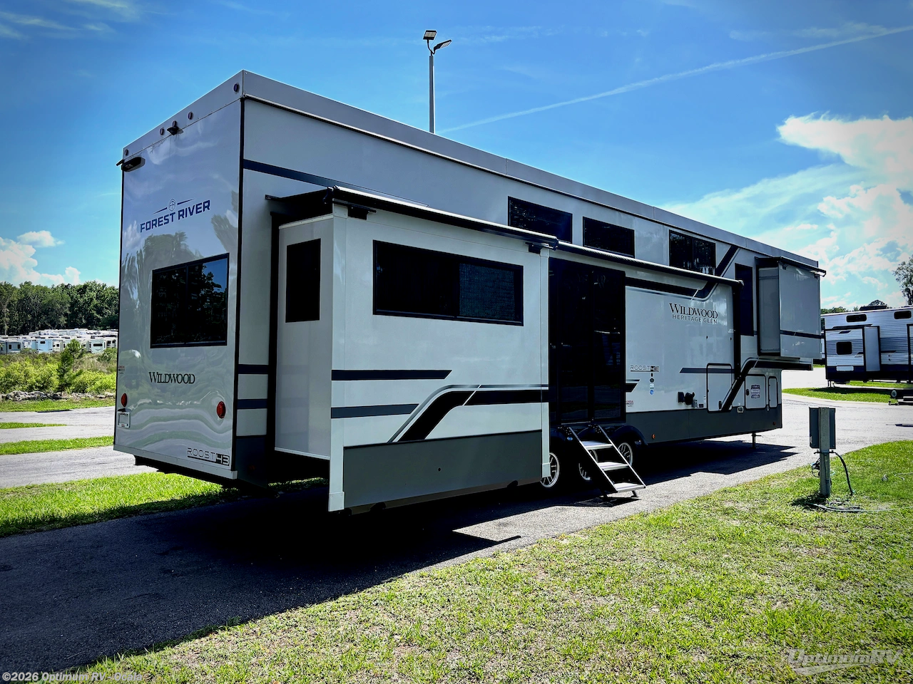2025 Forest River Wildwood Heritage Glen ROOST43 - Used Fifth Wheel For Sale by Optimum RV - Ocala in Ocala, Florida features Slideout, Awning
