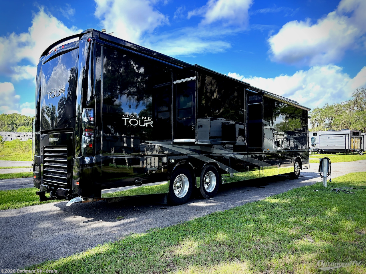 2015 Winnebago Grand Tour 42QL - Used Class A For Sale by Optimum RV - Ocala in Ocala, Florida features Slideout