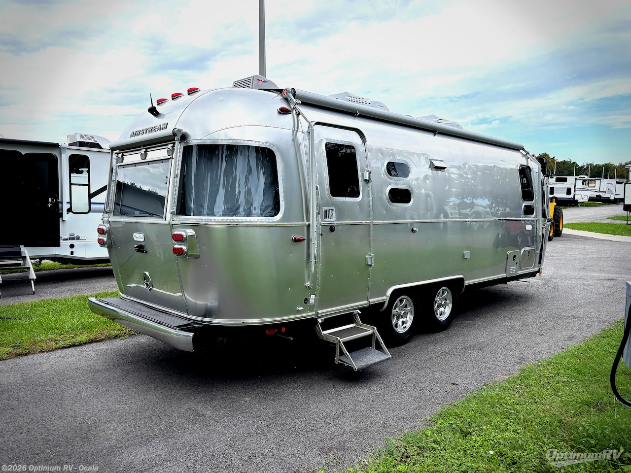 2023 Airstream Flying Cloud 25FB Twin - Used Travel Trailer For Sale by Optimum RV - Ocala in Ocala, Florida features Awning