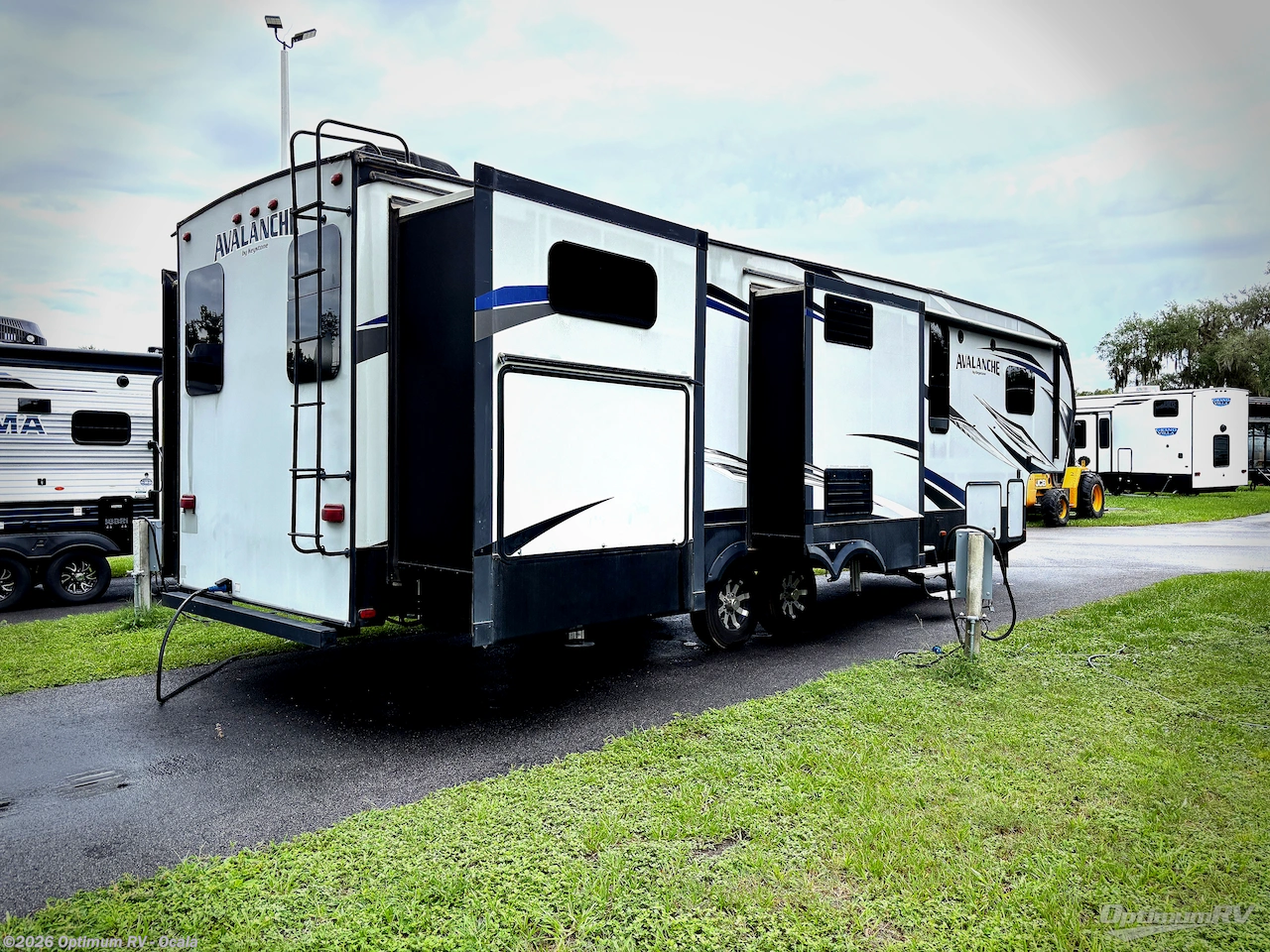 2017 Keystone Avalanche 391TG - Used Fifth Wheel For Sale by Optimum RV - Ocala in Ocala, Florida features Slideout