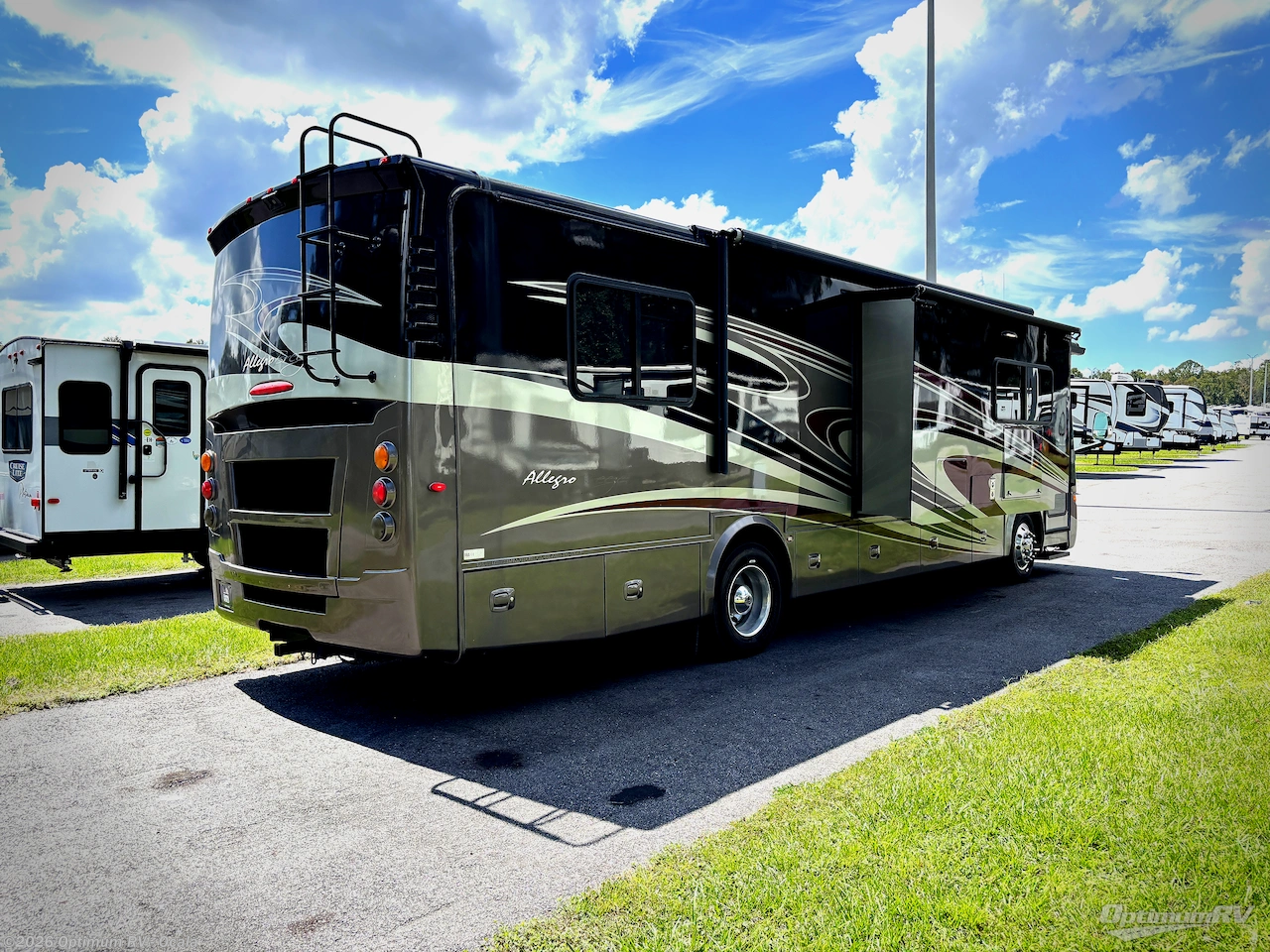 2015 Tiffin Allegro Breeze 32 BR - Used Class A For Sale by Optimum RV - Ocala in Ocala, Florida features Slideout