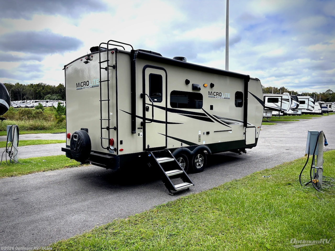 2022 Forest River Flagstaff Micro Lite 22FBS - Used Travel Trailer For Sale by Optimum RV - Ocala in Ocala, Florida features Awning, Slideout