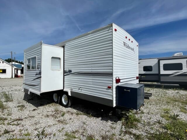 2006 Forest River Wildwood 22FBS - Used Travel Trailer For Sale by Beilstein&#39;s RV & Auto in Palmyra, Missouri features Furnace, Queen Bed, Non-Smoking Unit, Converter, Air Conditioning