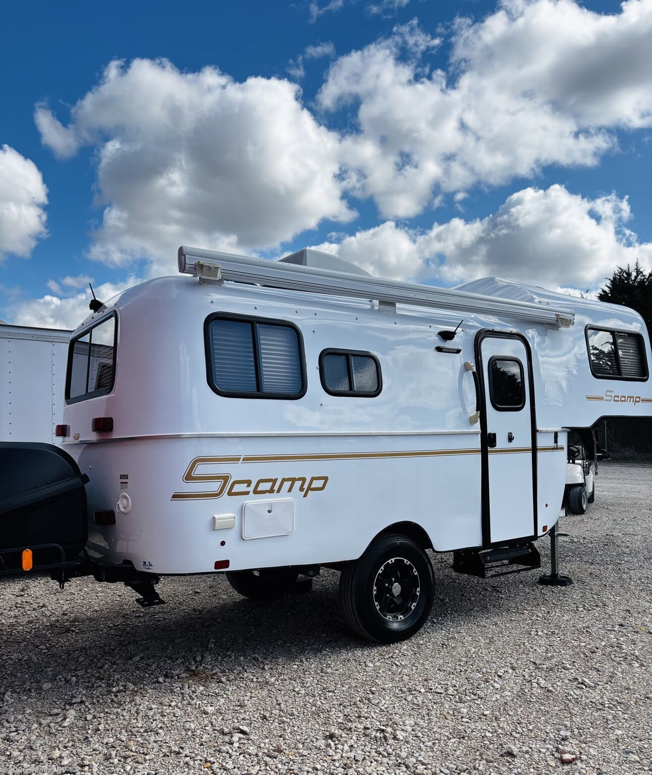 2023 Scamp 19 Deluxe - Used Fifth Wheel For Sale by Rendel RV in Rice, Texas features Refrigerator, TV, Stove, Roof Vent, Hitch