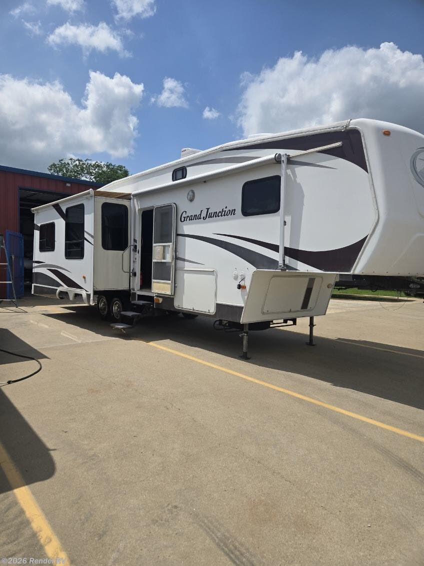 2006 Grand Junction 33TRL - Used Fifth Wheel For Sale by Rendel RV in Rice, Texas features Oven, Slideout, 50 Amp Service, Water Heater, Microwave