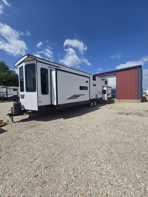 2023 Forest River Wildwood Grand Lodge 42FLDL - Used Destination Trailer For Sale by Rendel RV in Rice, Texas features Toilet, Shower, Air Conditioning