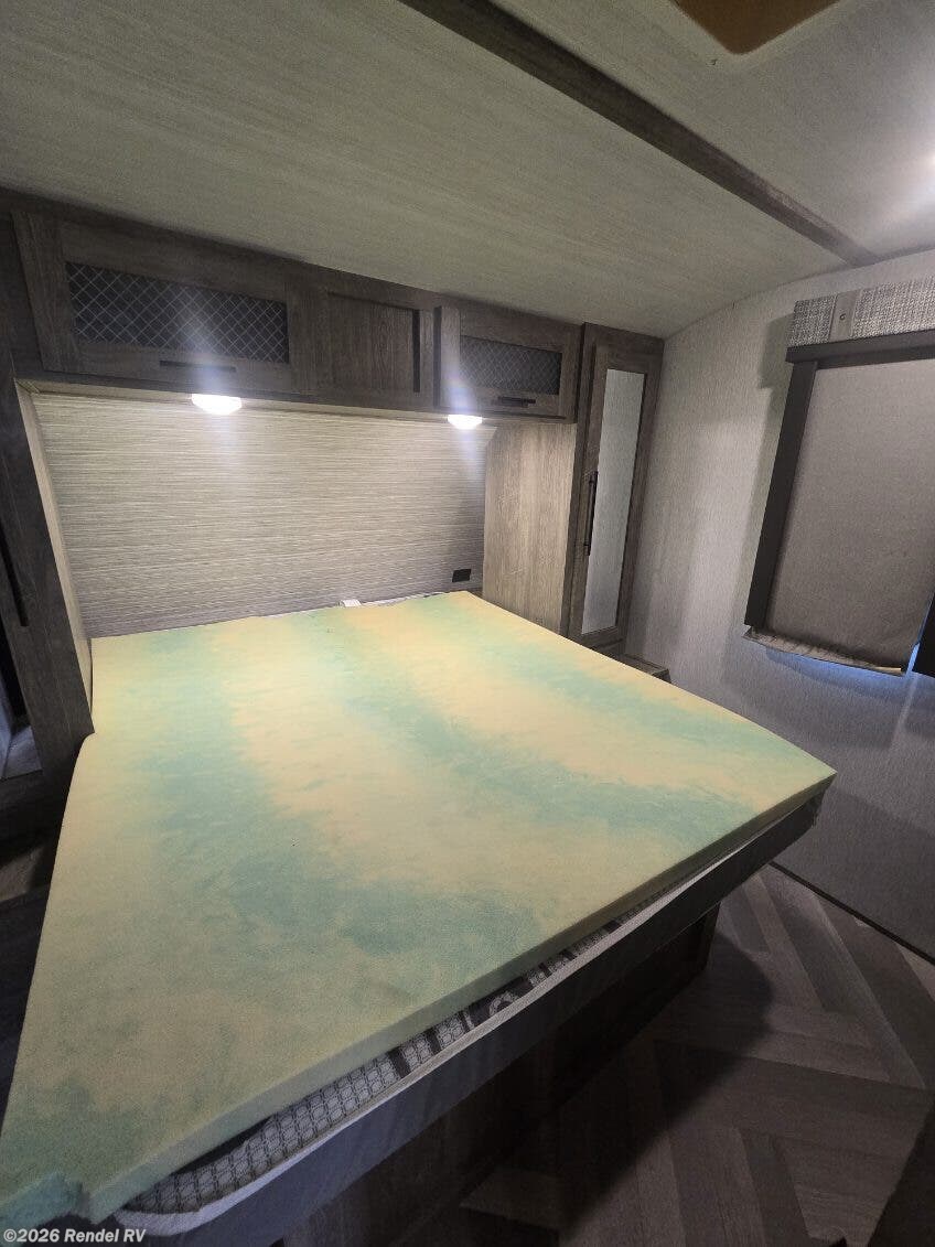 2022 Forest River Salem Hemisphere Hyper-Lyte 26BHHL - Used Travel Trailer For Sale by Rendel RV in Rice, Texas features Enclosed Underbelly, Converter, Refrigerator, Batteries, Oven