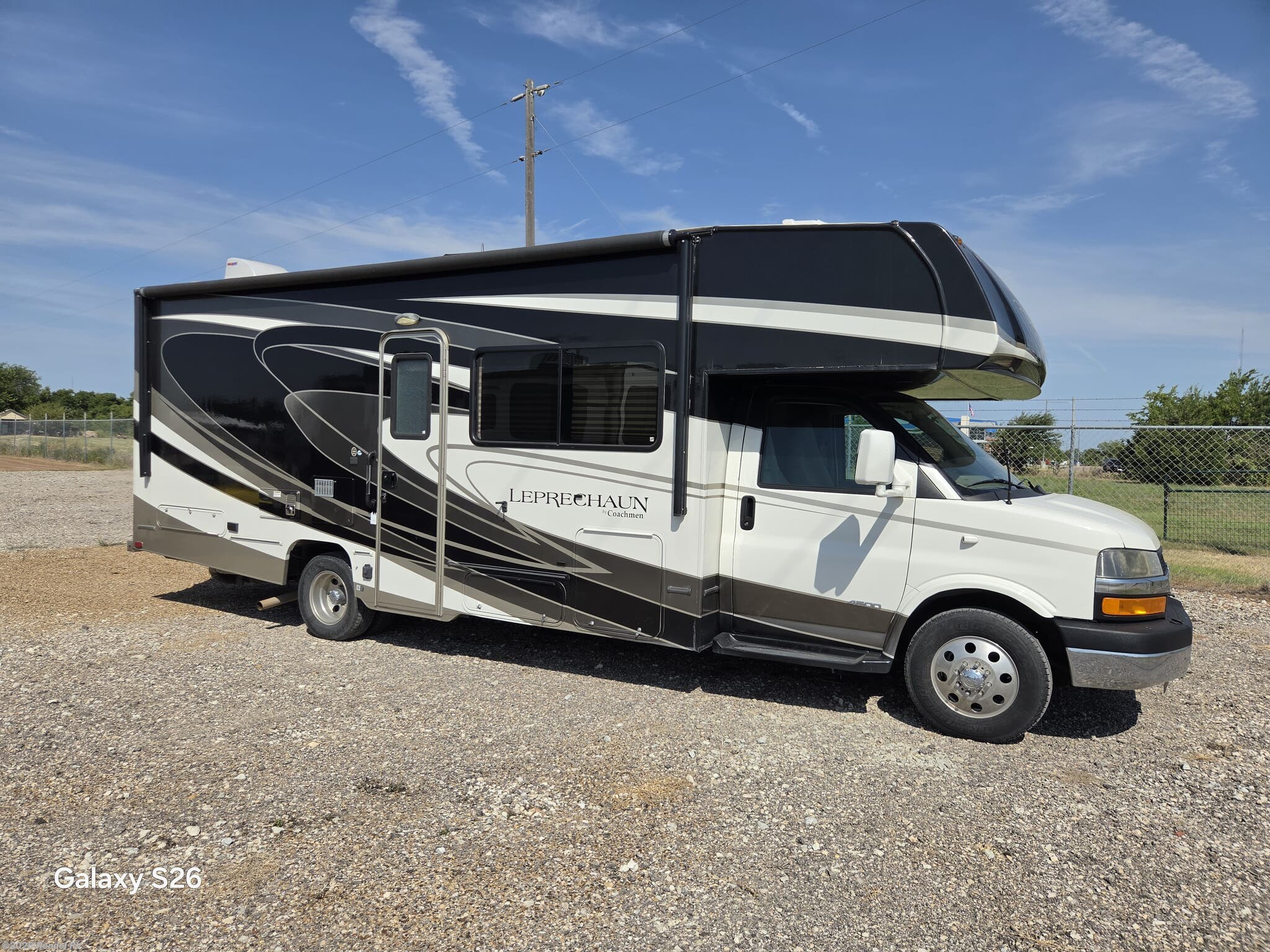 2015 Coachmen Leprechaun 260DSC - Used Class C For Sale by Rendel RV in Rice, Texas features Toilet, Shower, TV, Water Heater, Slideout