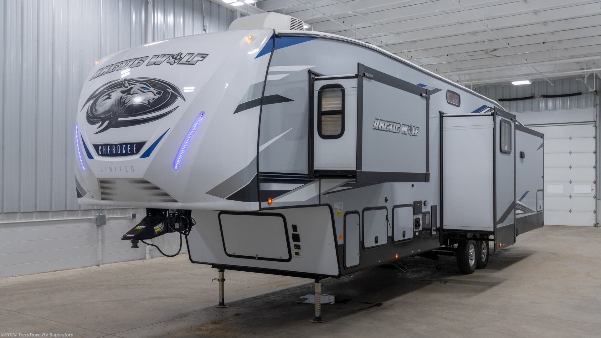 2021 Forest River Cherokee Arctic Wolf 3880 Suite RV for Sale in Grand