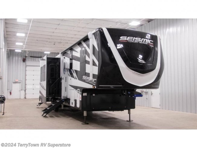 New 2023 Jayco Seismic Luxury Series 3512 available in Grand Rapids, Michigan