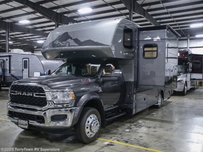 New 2024 Dynamax Corp isata 5 28SS available in Grand Rapids, Michigan