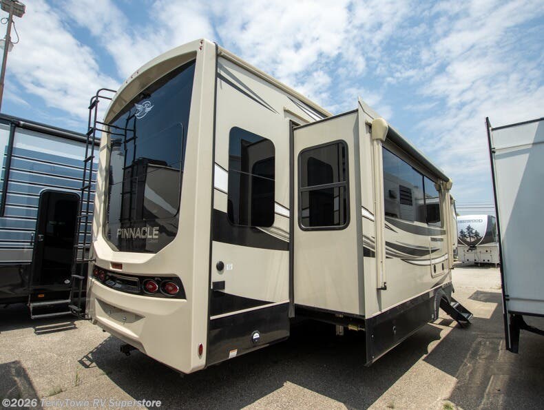New 2022 Jayco Pinnacle 36KPTS available in Grand Rapids, Michigan