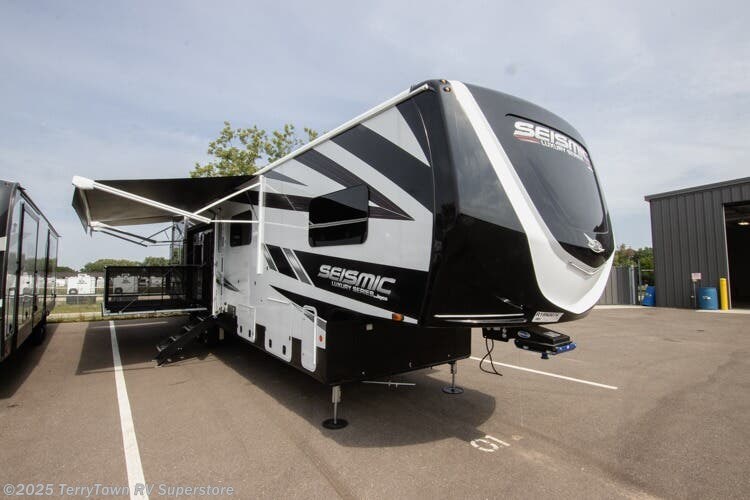 2024 Jayco Seismic Luxury Series 4113 RV for Sale in Grand Rapids, MI