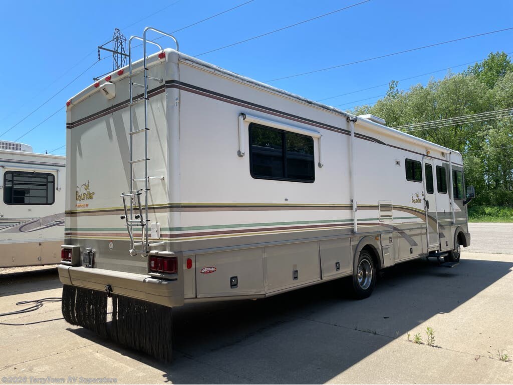 2000 Fleetwood Bounder 34T - Used Class A For Sale by TerryTown RV Superstore in Grand Rapids, Michigan