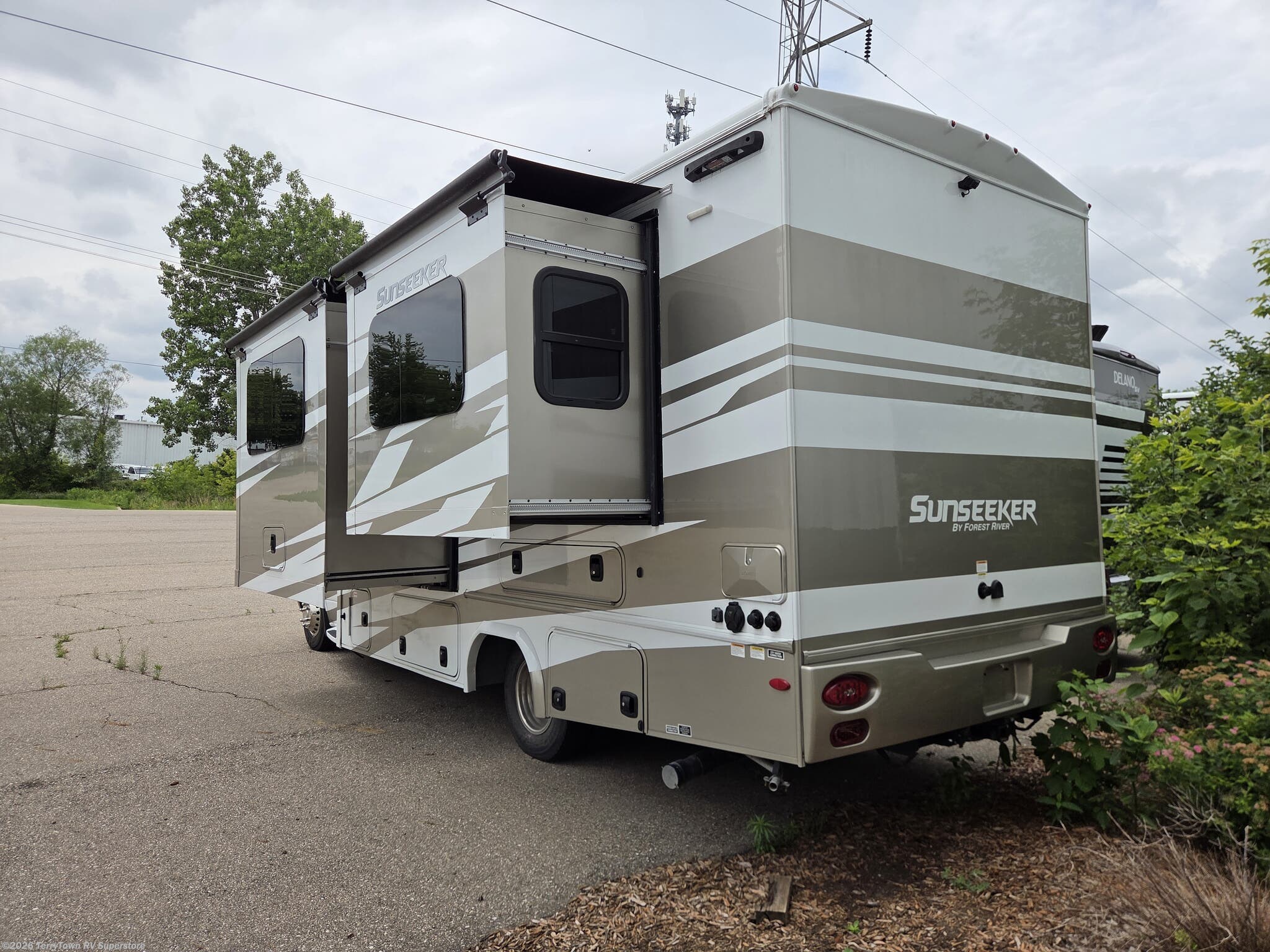 2025 Sunseeker 2400BDS by Forest River from TerryTown RV Superstore in Grand Rapids, Michigan