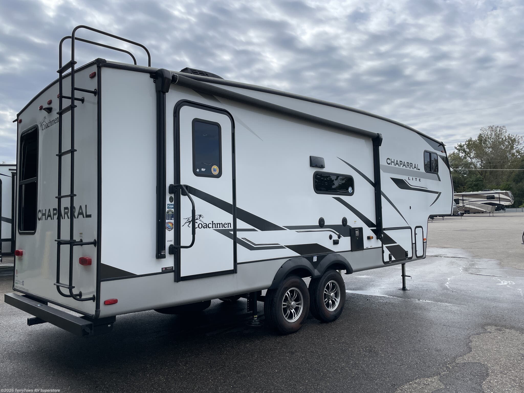 2023 Chaparral Lite 25RE by Coachmen from TerryTown RV Superstore in Grand Rapids, Michigan
