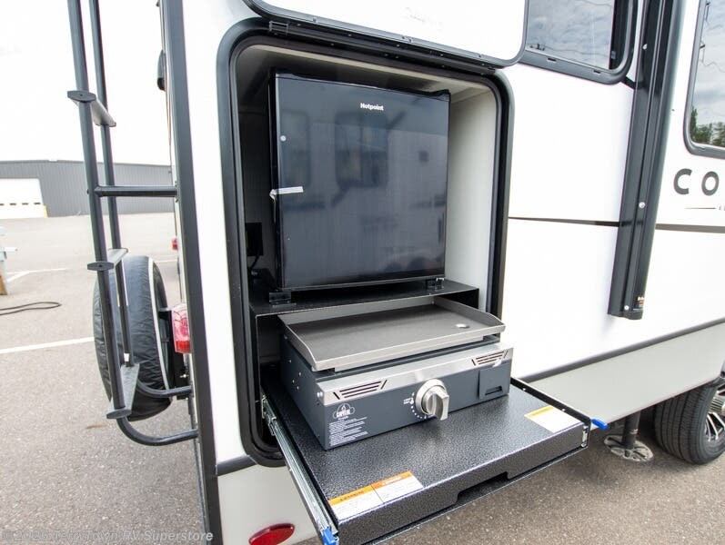 2025 Cougar Half-Ton East 25MLE by Keystone from TerryTown RV Superstore in Grand Rapids, Michigan