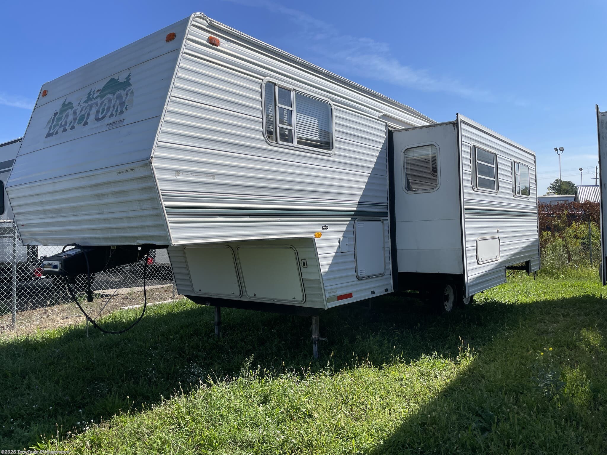 Used 2000 Skyline Layton 2655 available in Grand Rapids, Michigan
