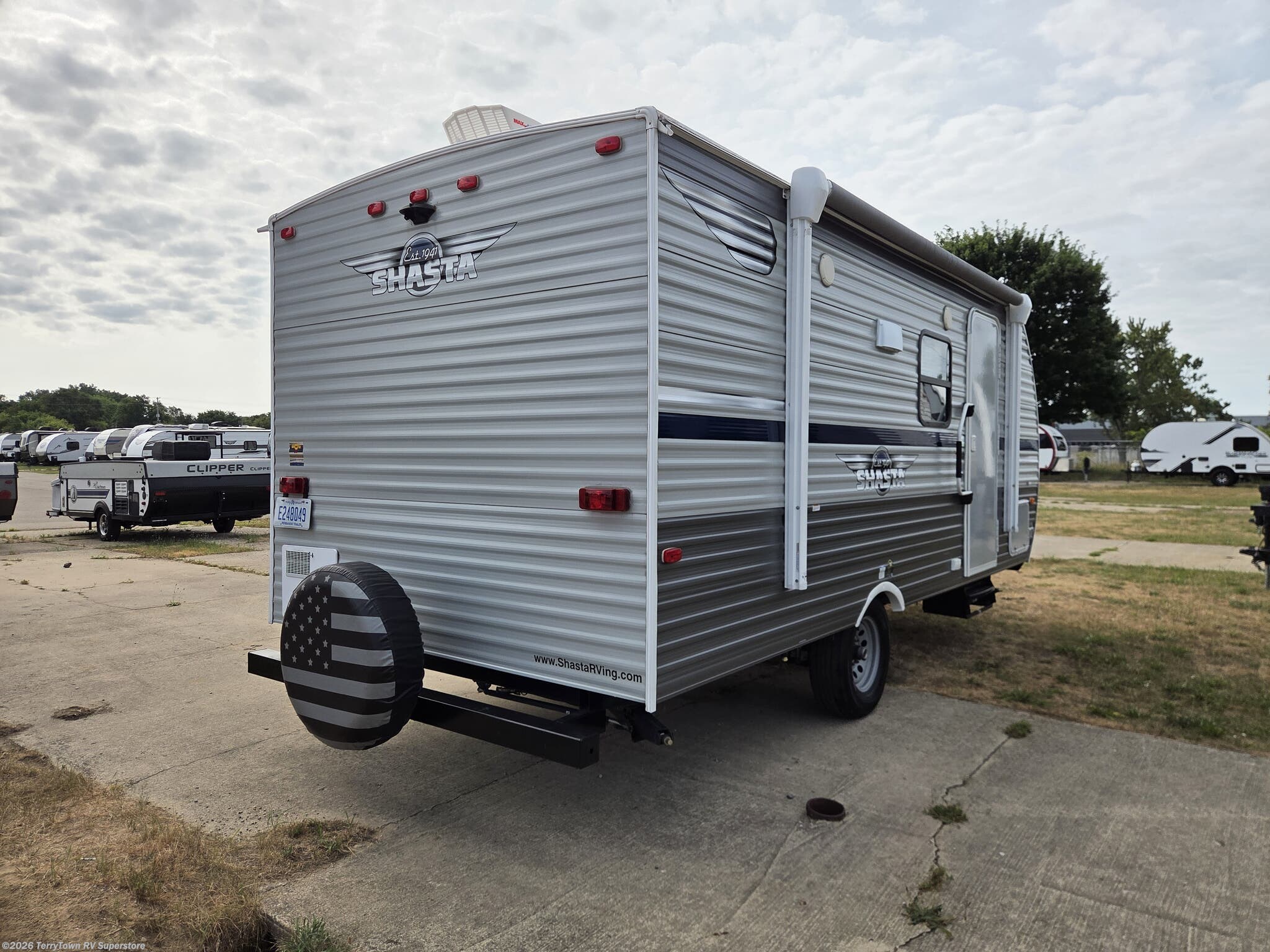 2021 Forest River SHASTA 18BH - Used Travel Trailer For Sale by TerryTown RV Superstore in Grand Rapids, Michigan