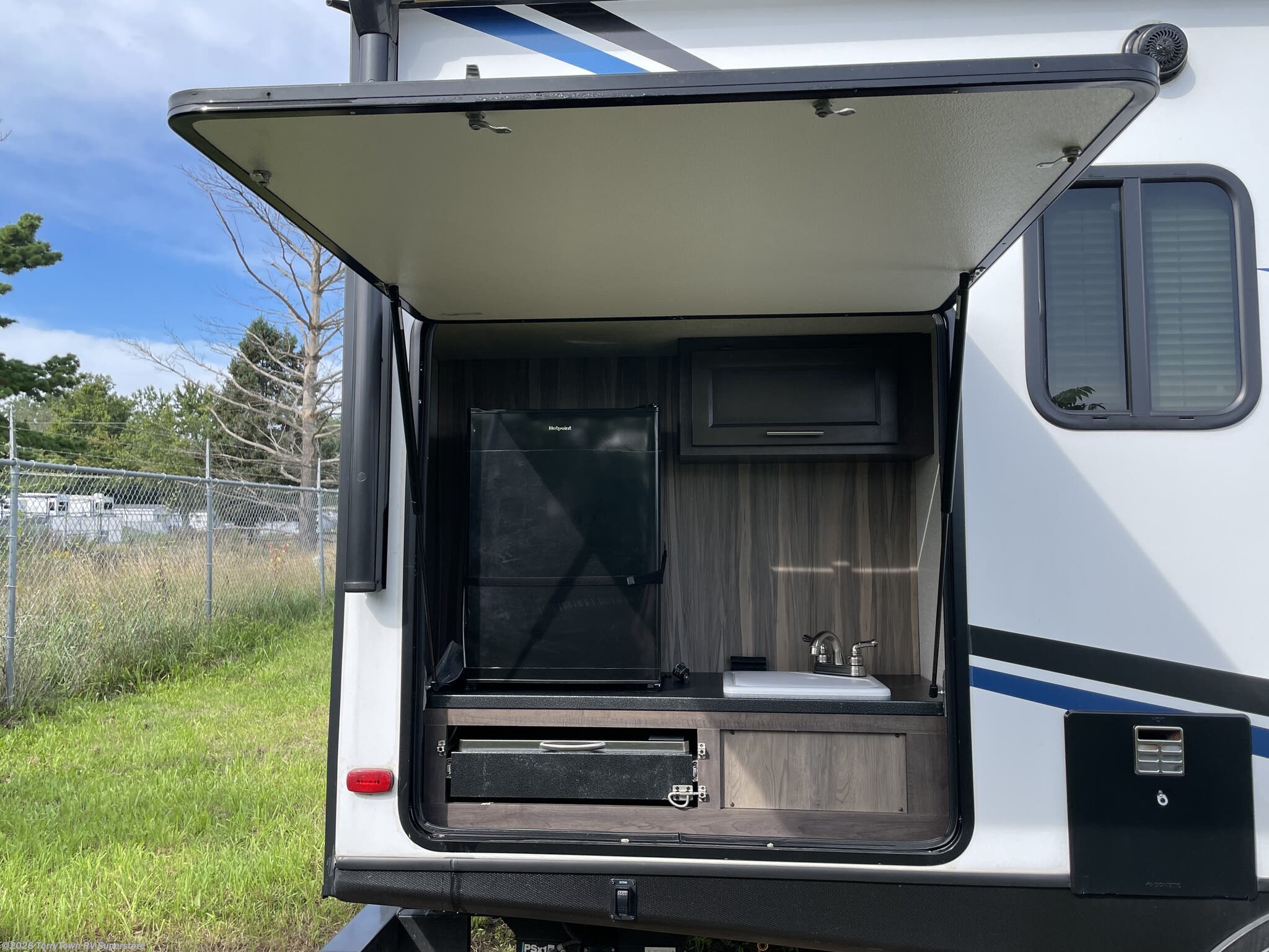 Used 2021 CrossRoads Sunset Trail Super Lite SS222RB available in Grand Rapids, Michigan