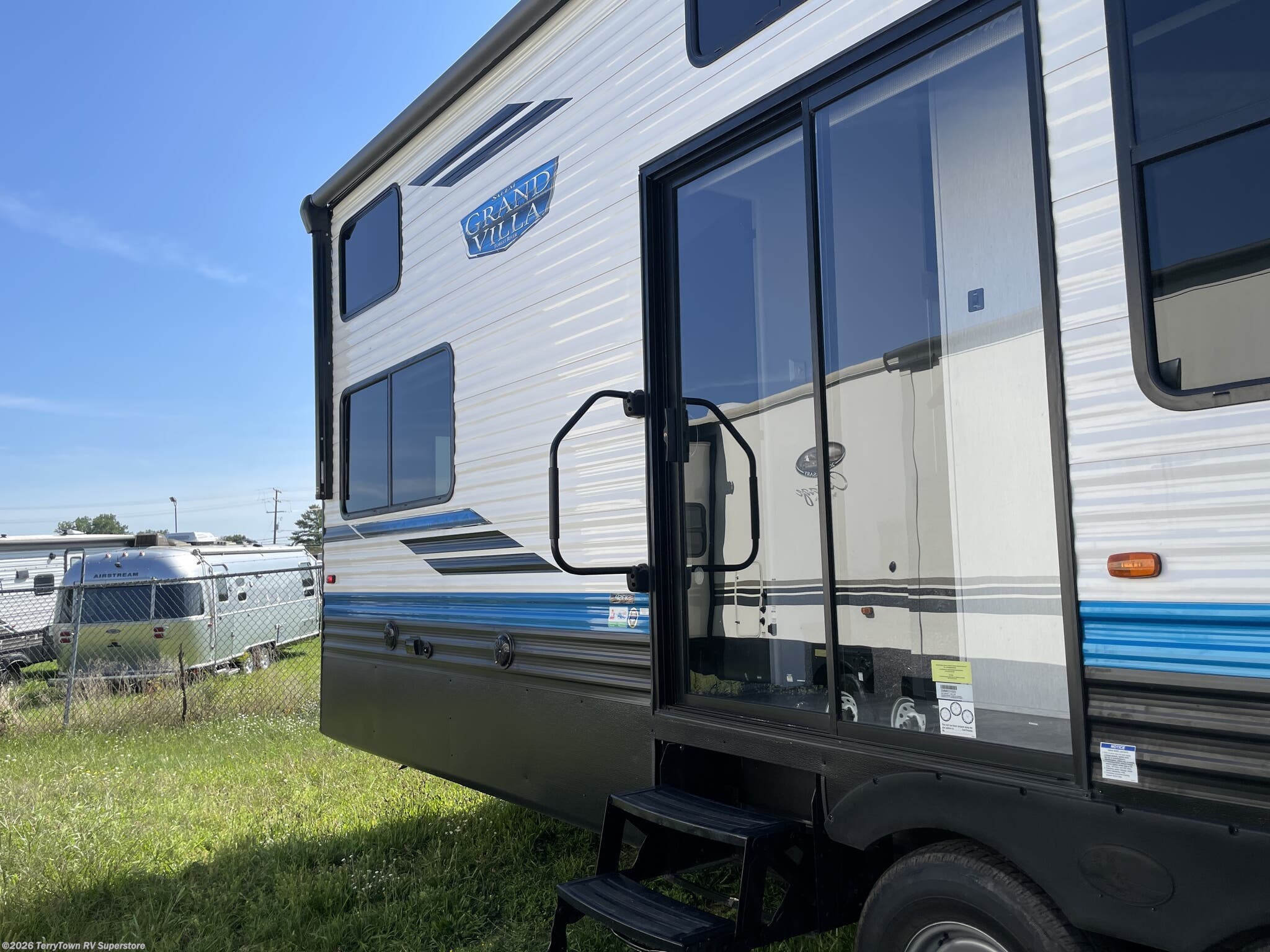 2023 Forest River Salem Villa 42FK - Used Destination Trailer For Sale by TerryTown RV Superstore in Grand Rapids, Michigan