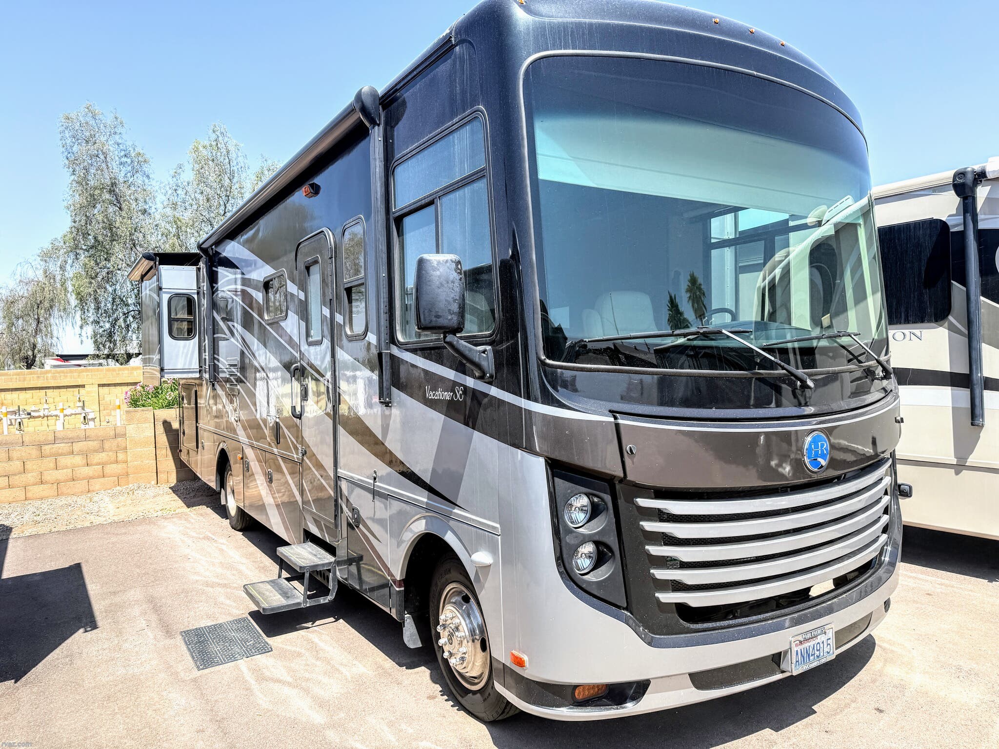 2014 Holiday Rambler Vacationer SE 32WBD - Used Class A For Sale by RV AZ Corral in Mesa, Arizona features Shower, Slide-out Awning, Roof Vents, Toilet, Refrigerator