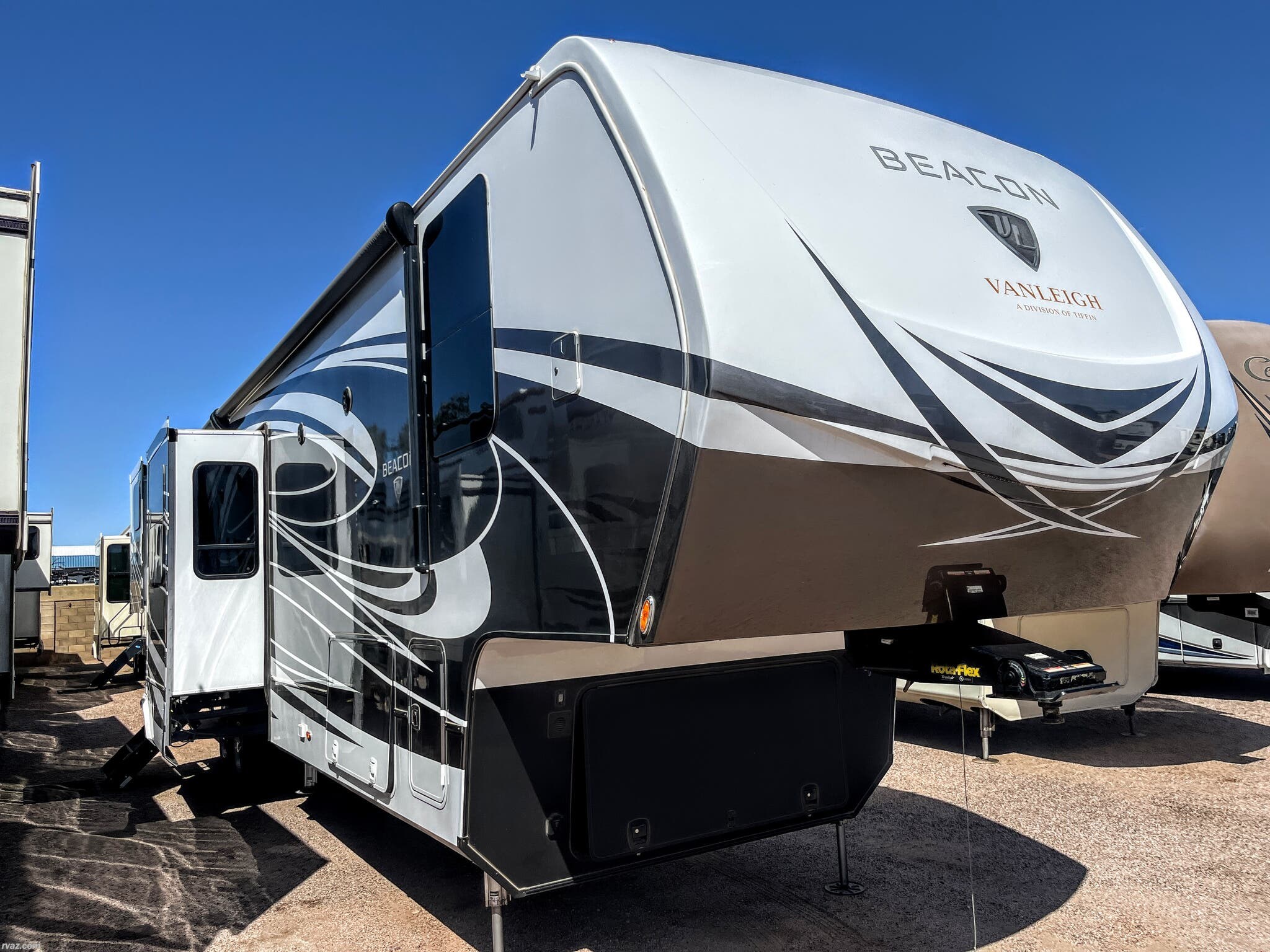 2021 Vanleigh Beacon 42RKB - Used Fifth Wheel For Sale by RV AZ Corral in Mesa, Arizona features Load Lights, Stereo System, Converter, LED Lights, Free Standing Dinette w/Chairs
