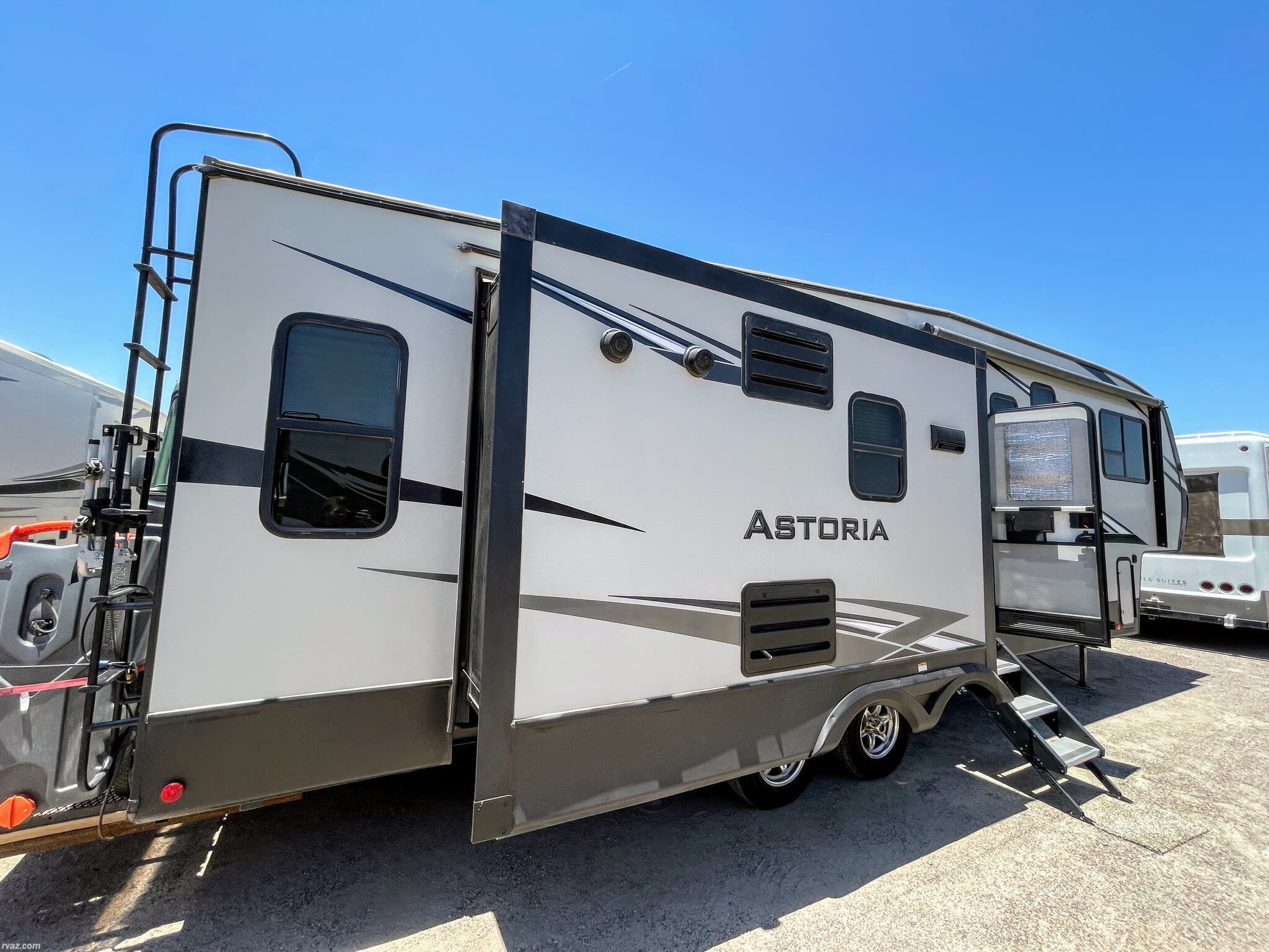 2020 Dutchmen Astoria 2953RLF - Used Fifth Wheel For Sale by RV AZ Corral in Mesa, Arizona features Rocker Recliner(s), Ladder, Toilet, Booth Dinette, Fireplace