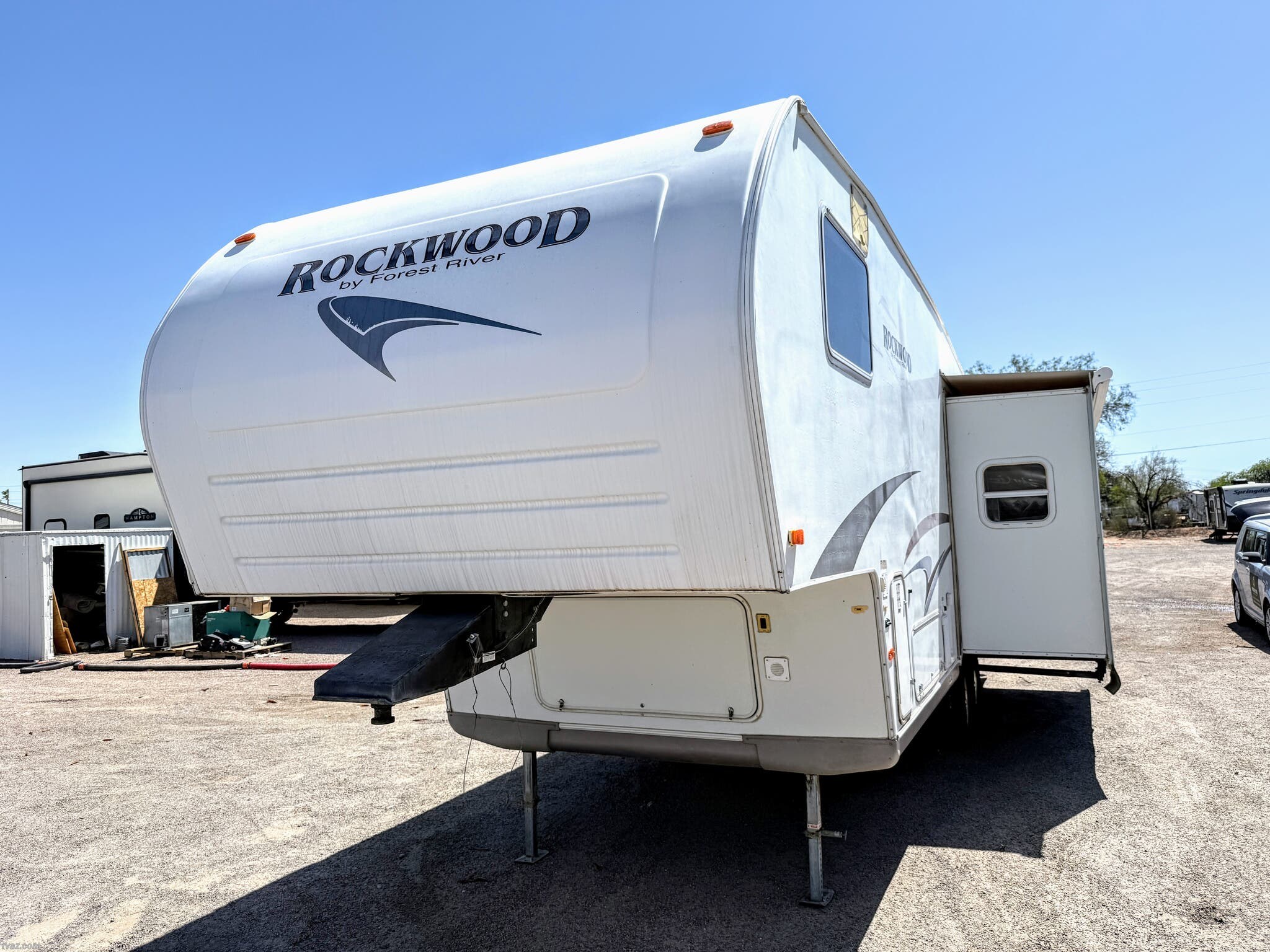 2004 Forest River Rockwood 8285SS - Used Fifth Wheel For Sale by RV AZ Corral in Mesa, Arizona features Air Conditioning, Enclosed Water Tank, Refrigerator, Sofa Bed, Awning