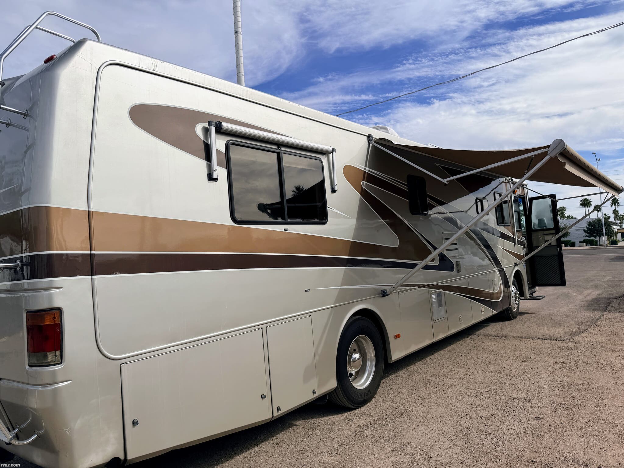 2001 Monaco RV Windsor 38PBDD - Used Diesel Pusher For Sale by RV AZ Corral in Mesa, Arizona features Non-Smoking Unit
