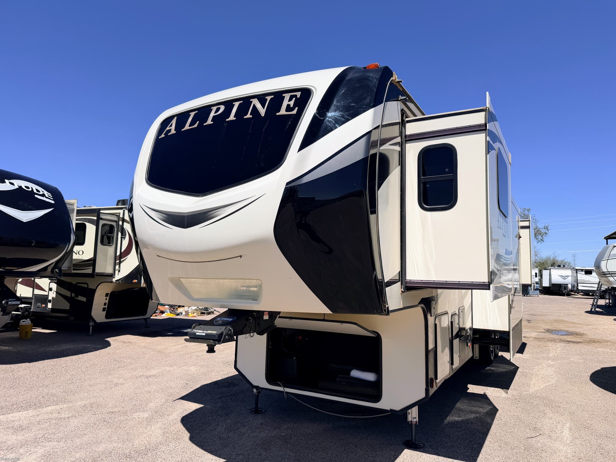 2020 Keystone Alpine 3701FL - Used Fifth Wheel For Sale by RV AZ Corral in Mesa, Arizona features Toilet, Residential Refrigerator, Skylight, Dinette, Non-Smoking Unit