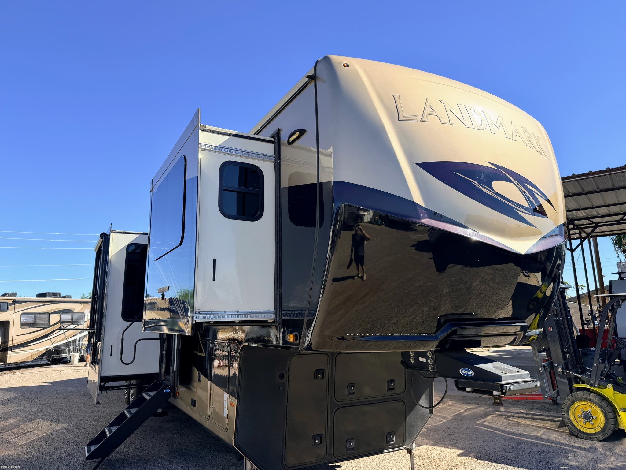 2021 Heartland Landmark LM Lafayette - Used Fifth Wheel For Sale by RV AZ Corral in Mesa, Arizona features Washer, Full Body Paint, Self Contained, Air Conditioning, Non-Smoking Unit