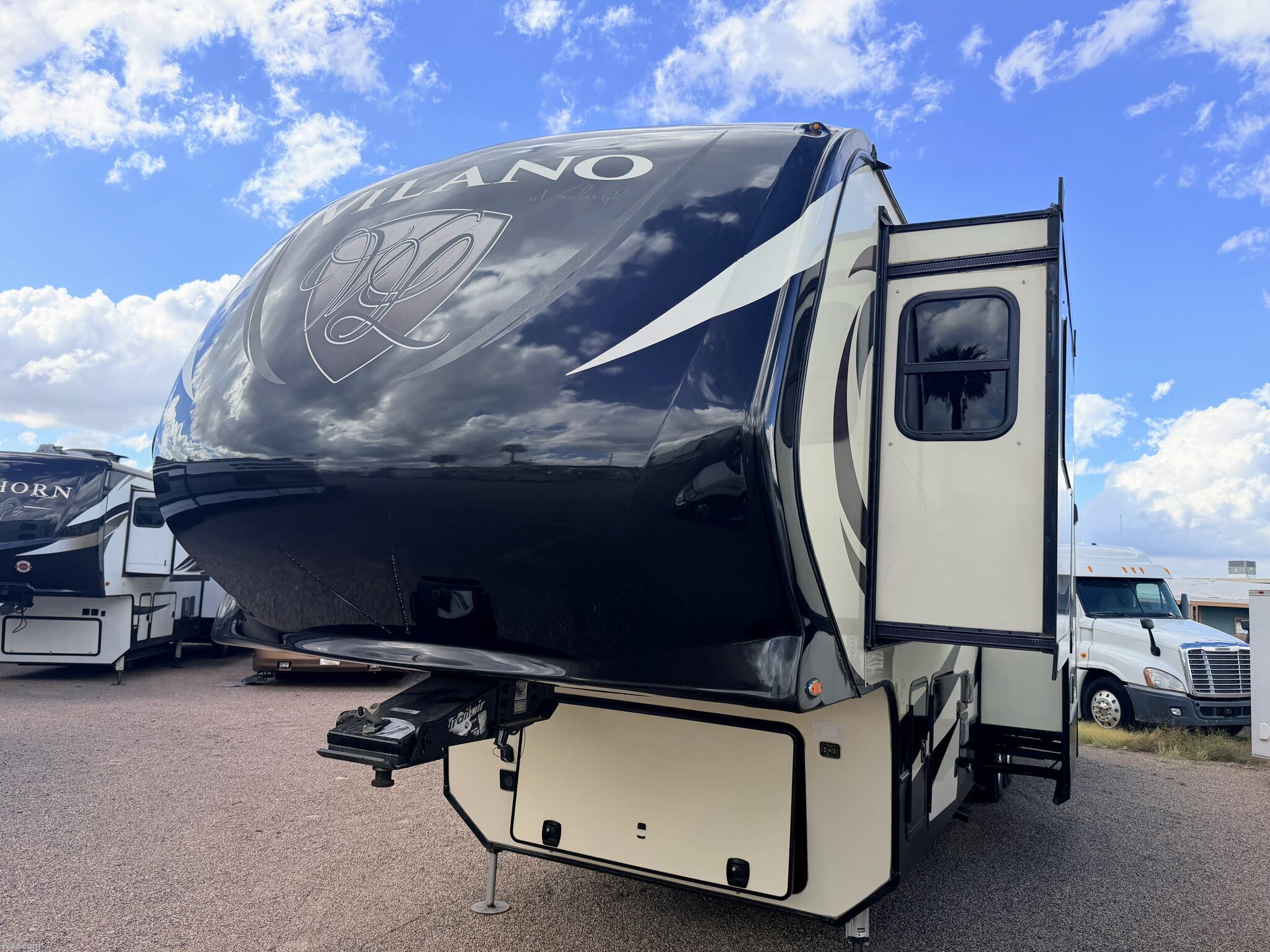 2017 Vanleigh Vilano 375FL - Used Fifth Wheel For Sale by RV AZ Corral in Mesa, Arizona features Non-Smoking Unit